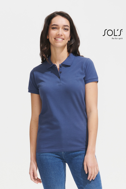 Perfect Women - 11347POLO-SHIRTS / SOLSΓυναικείο πόλο πικέΠεριγραφή: Αυτό το γυναικείο πόλο πικέ διαθέτει κοντά μανίκια, πλαϊνές ραφές και πατιλέτα με 3 περλέ κουμπιά στον ίδιο τόνο. Η στενή γραμμή του, μαζί με ριπ 1 x 1 στο γιακά και τα μανίκια, του προσφέρει κομψό στυλ. Ανάλογα με την επιλογή χρώματος, παρέχεται και επιπλέον κουμπί στην εσωτερική ραφή, καθώς και φακαρόλα στο λαιμό. - Σύνθεση: Οι μπλούζες είναι κατασκευασμένες από πικέ 180g/m² σε 100% Βαμβάκι Ringspun πενιέ. Διατίθενται επίσης και σε ειδικά μείγματα για τα χρώματα Grey melange, Ash, Charcoal melange, Heather oxblood και Heather denim, εξασφαλίζοντας άνεση και ανθεκτικότητα. - Εφαρμογή ως Επαγγελματική Ένδυση: Ιδανικό για επιχειρήσεις και επαγγελματικά περιβάλλοντα, το συγκεκριμένο πόλο μπορεί να χρησιμοποιηθεί σε χώρους εστίασης, γραφεία, ή εταιρικές εκδηλώσεις, εξασφαλίζοντας επαγγελματική εμφάνιση. - Δυνατότητα Προσαρμογής: Οι μπλούζες προσφέρουν την επιλογή για εκτύπωση λογοτύπου ή μηνύματος του πελάτη, καθιστώντας τις ιδανικές για κάθε επιχείρηση που αναζητά επαγγελματική ένδυση με προσωπικότητα. - Διαθεσιμότητα σε χρώματα: Διατίθεται σε διάφορα χρώματα, προσαρμόζοντας τις ανάγκες σας και το στυλ της επιχείρησής σας.